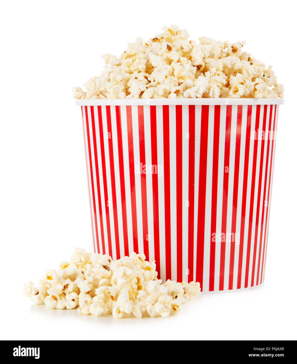 Volle Popcornwanne auf einem dunklen Hintergrund Stockfoto