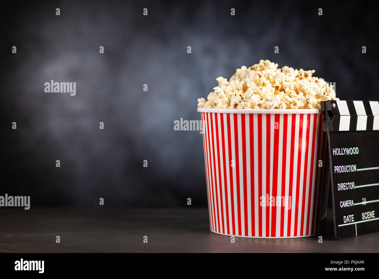 Volle Popcornwanne auf einem dunklen Hintergrund Stockfoto