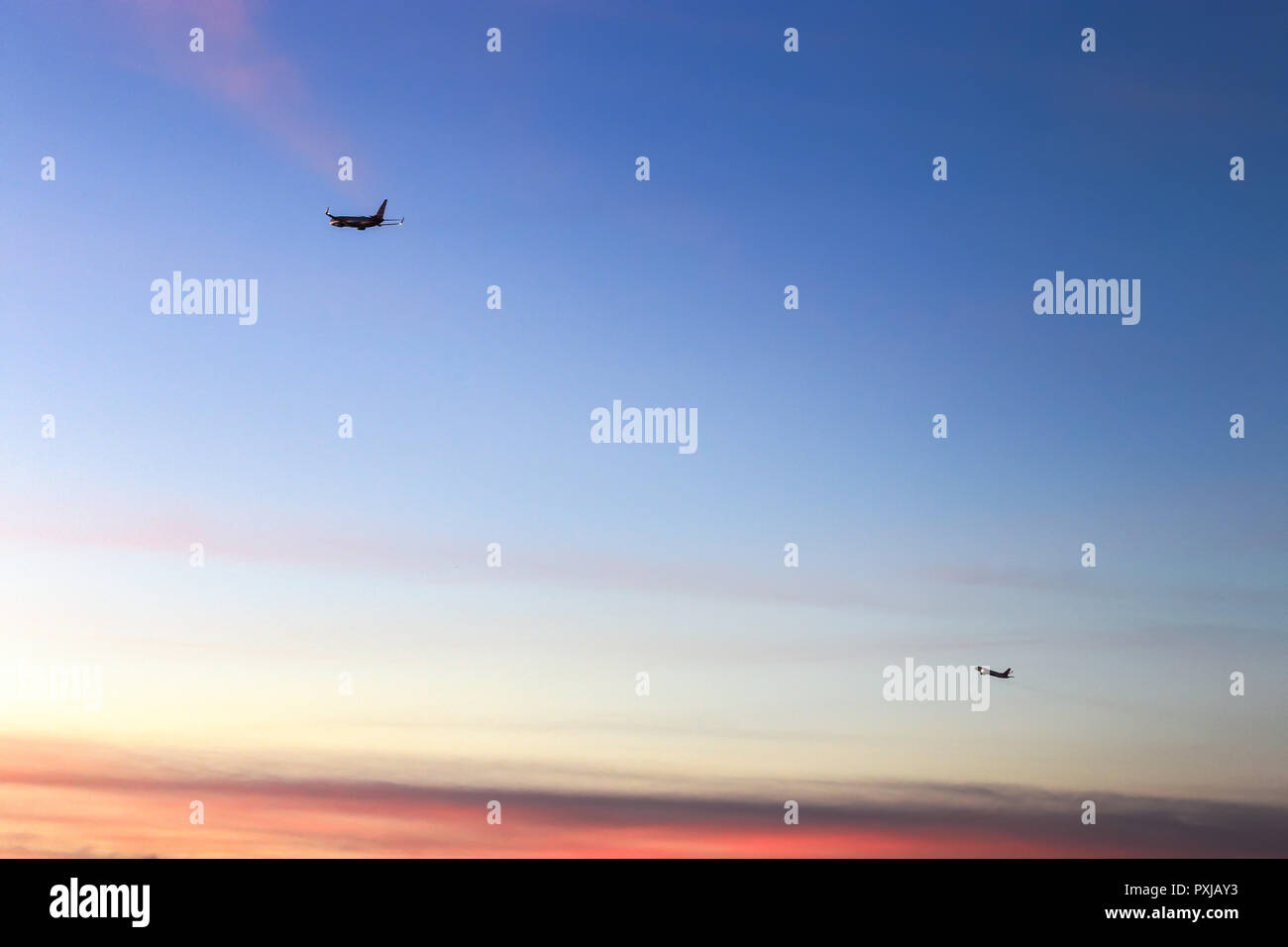 Verkehrsflugzeug, die am LAX in der Dämmerung Himmel des südlichen Kalifornien fliegen Stockfoto
