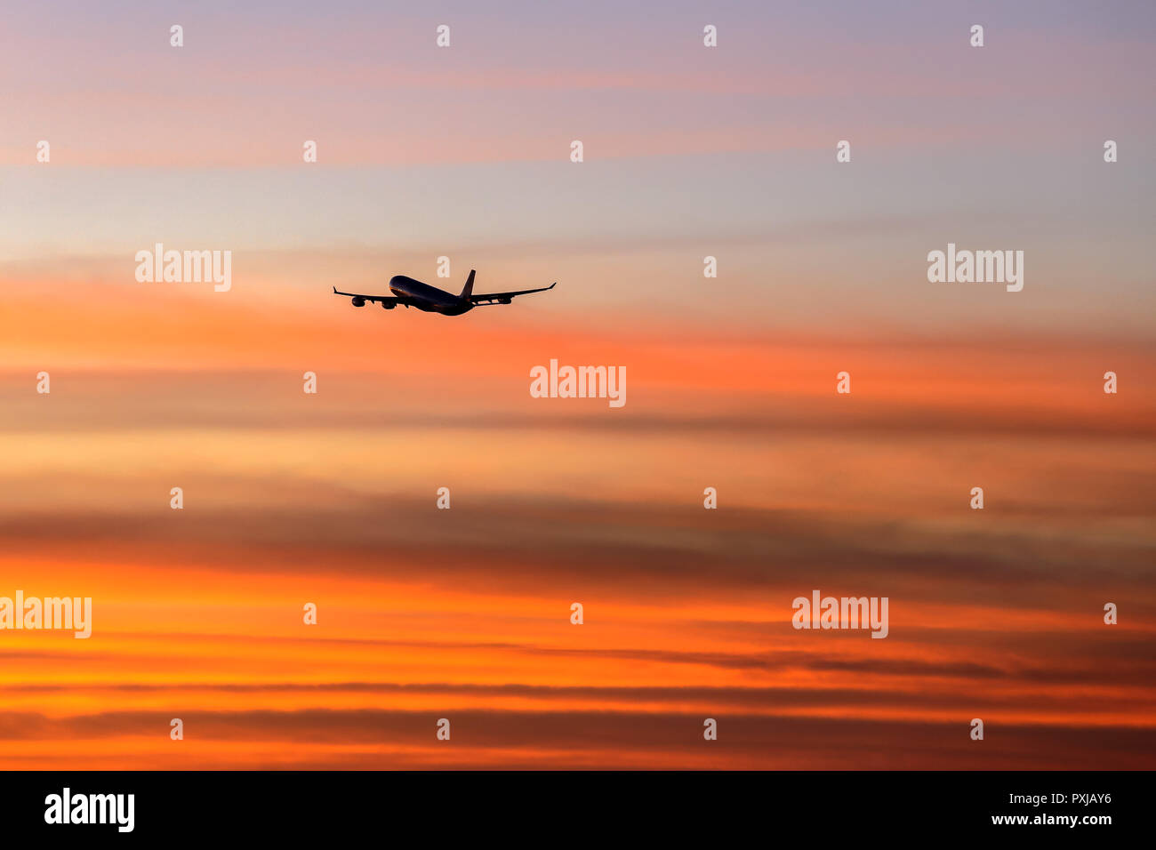Verkehrsflugzeug, die am LAX in der Dämmerung Himmel des südlichen Kalifornien fliegen Stockfoto
