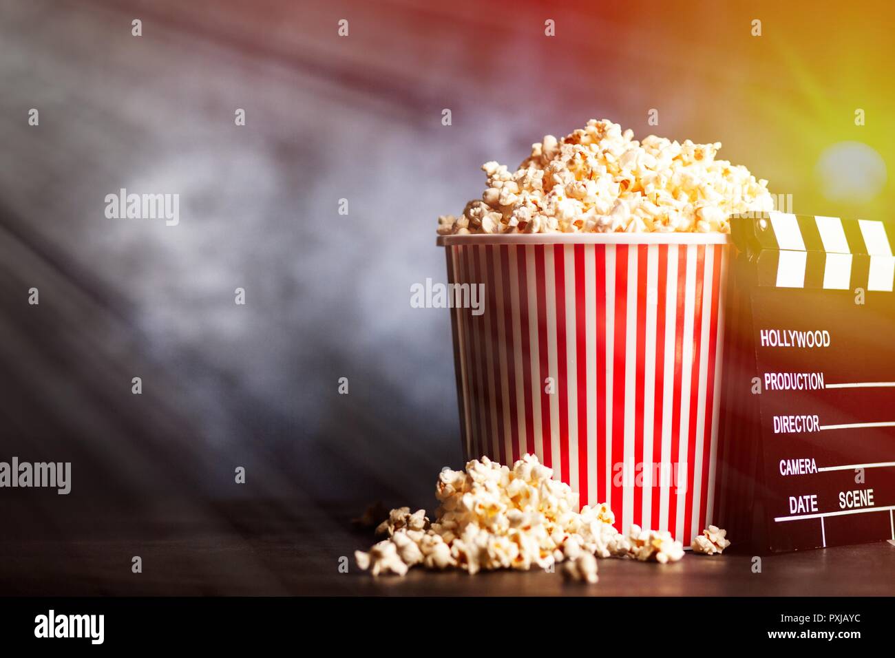 Volle Popcornwanne auf einem dunklen Hintergrund Stockfoto