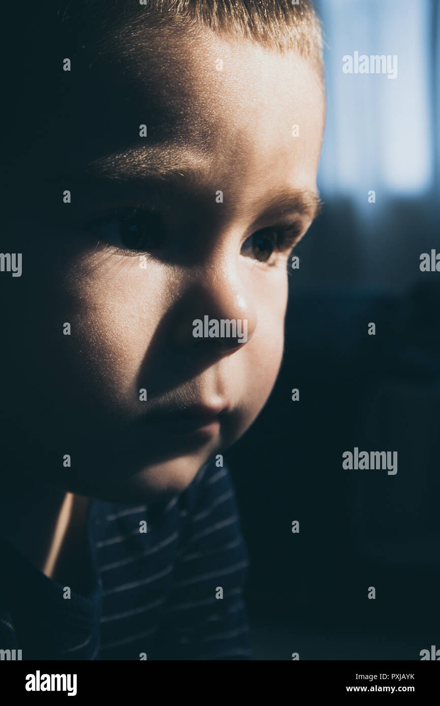 Porträt eines Kleinkindes Fernsehen in ein schummriges Licht Stockfoto