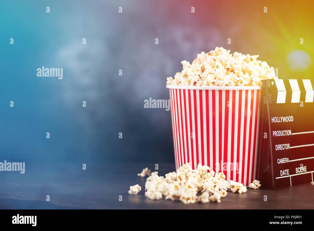 Volle Popcornwanne auf einem dunklen Hintergrund Stockfoto