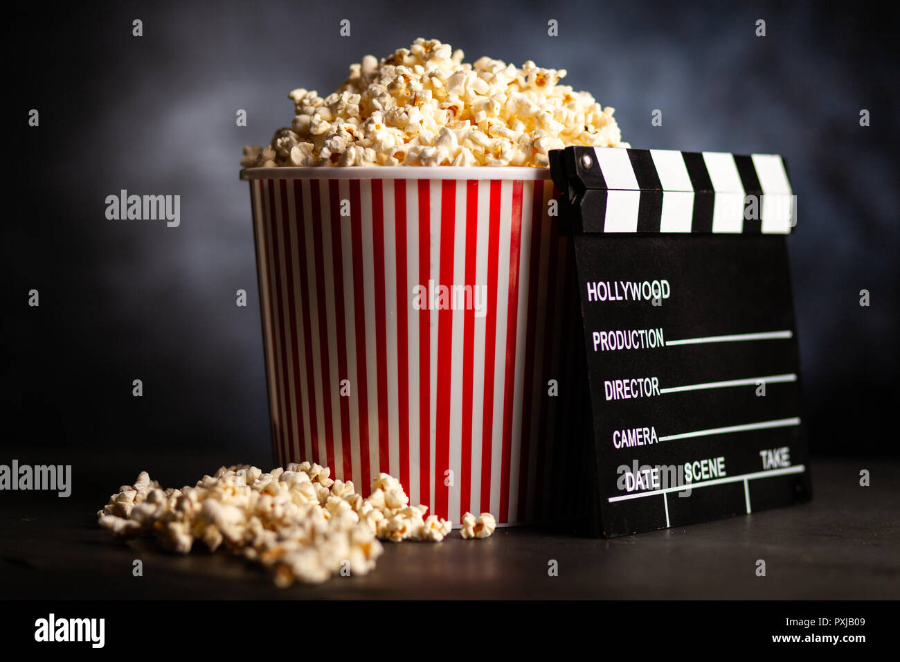 Volle Popcornwanne auf einem dunklen Hintergrund Stockfoto