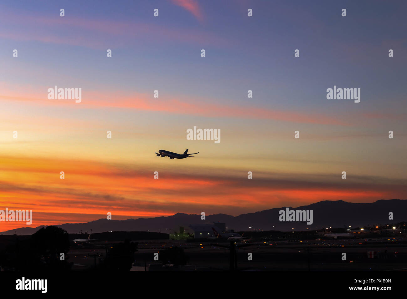 Verkehrsflugzeug, die am LAX in der Dämmerung Himmel des südlichen Kalifornien fliegen Stockfoto