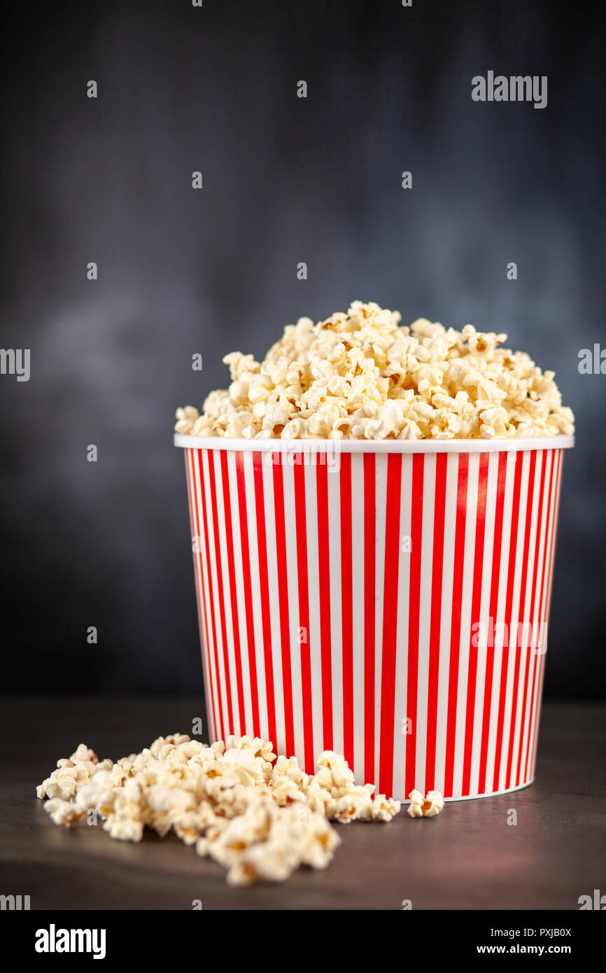Volle Popcornwanne auf einem dunklen Hintergrund Stockfoto