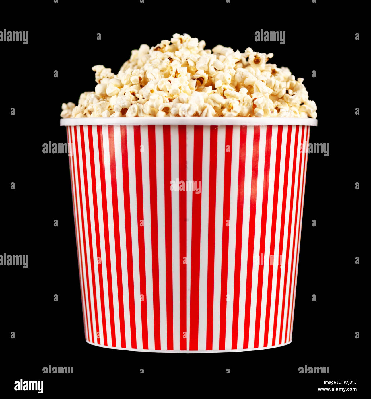 Volle Popcornwanne auf einem dunklen Hintergrund Stockfoto