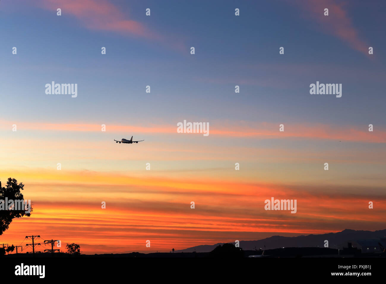 Verkehrsflugzeug, die am LAX in der Dämmerung Himmel des südlichen Kalifornien fliegen Stockfoto