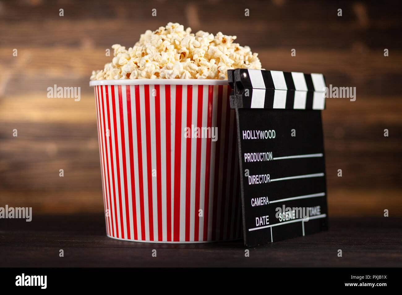 Volle Popcornwanne auf einem dunklen Hintergrund Stockfoto