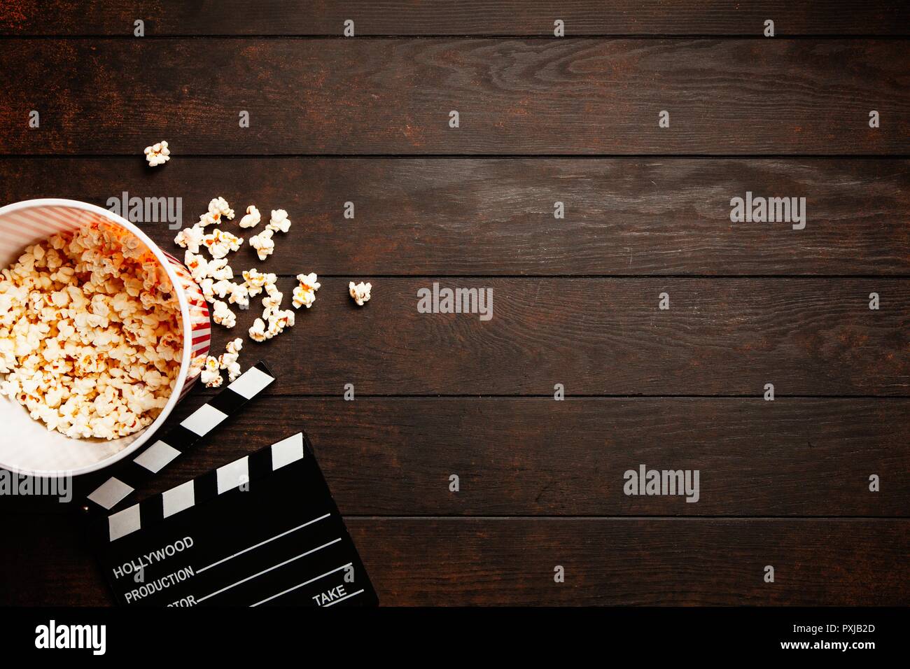 Volle Popcornwanne auf einem dunklen Hintergrund Stockfoto