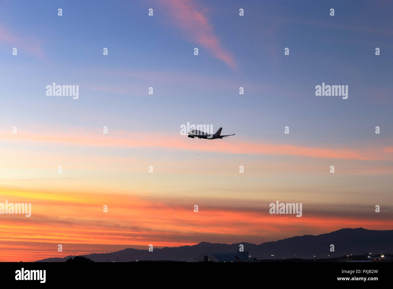 Verkehrsflugzeug, die am LAX in der Dämmerung Himmel des südlichen Kalifornien fliegen Stockfoto