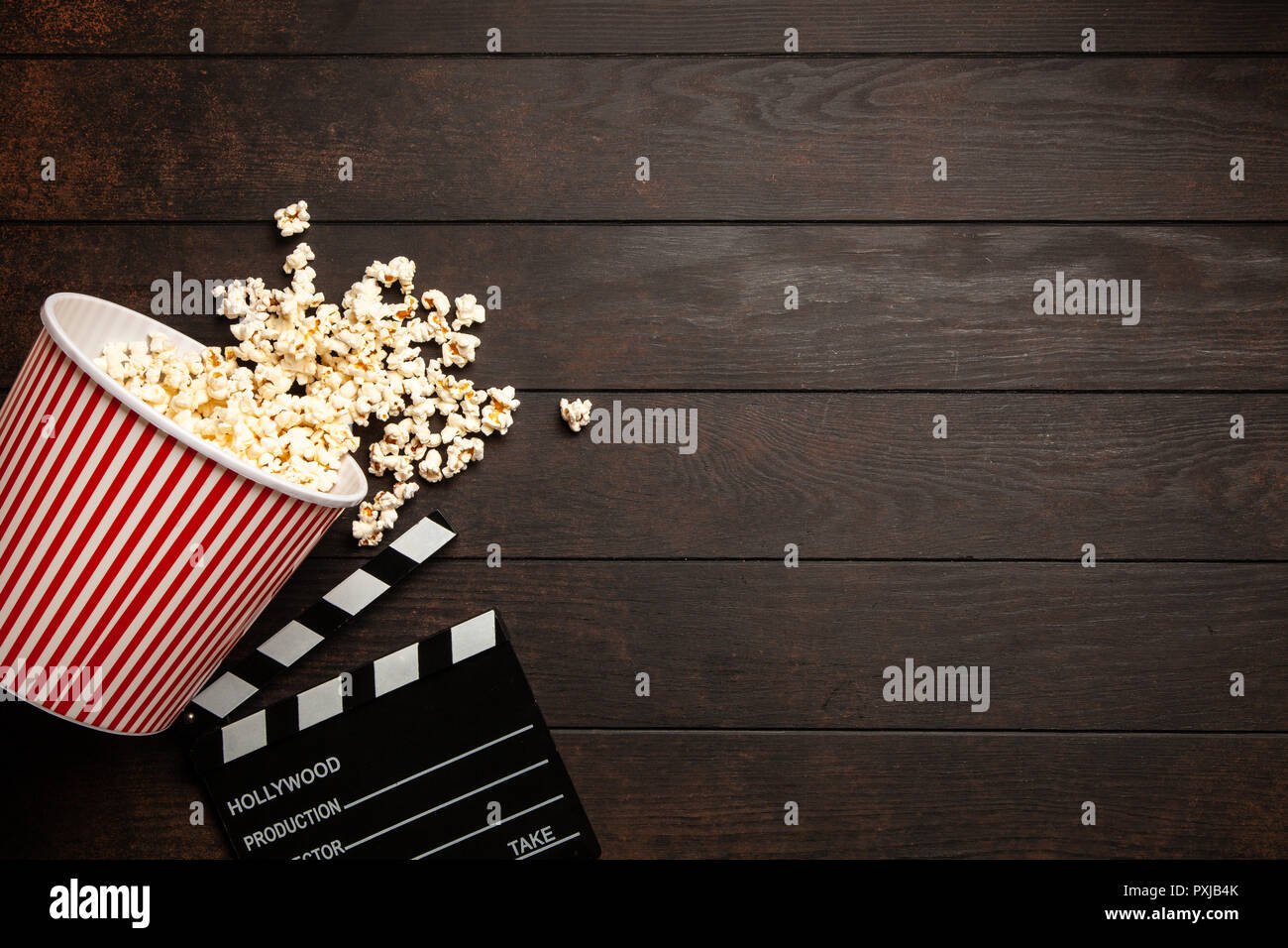 Volle Popcornwanne auf einem dunklen Hintergrund Stockfoto