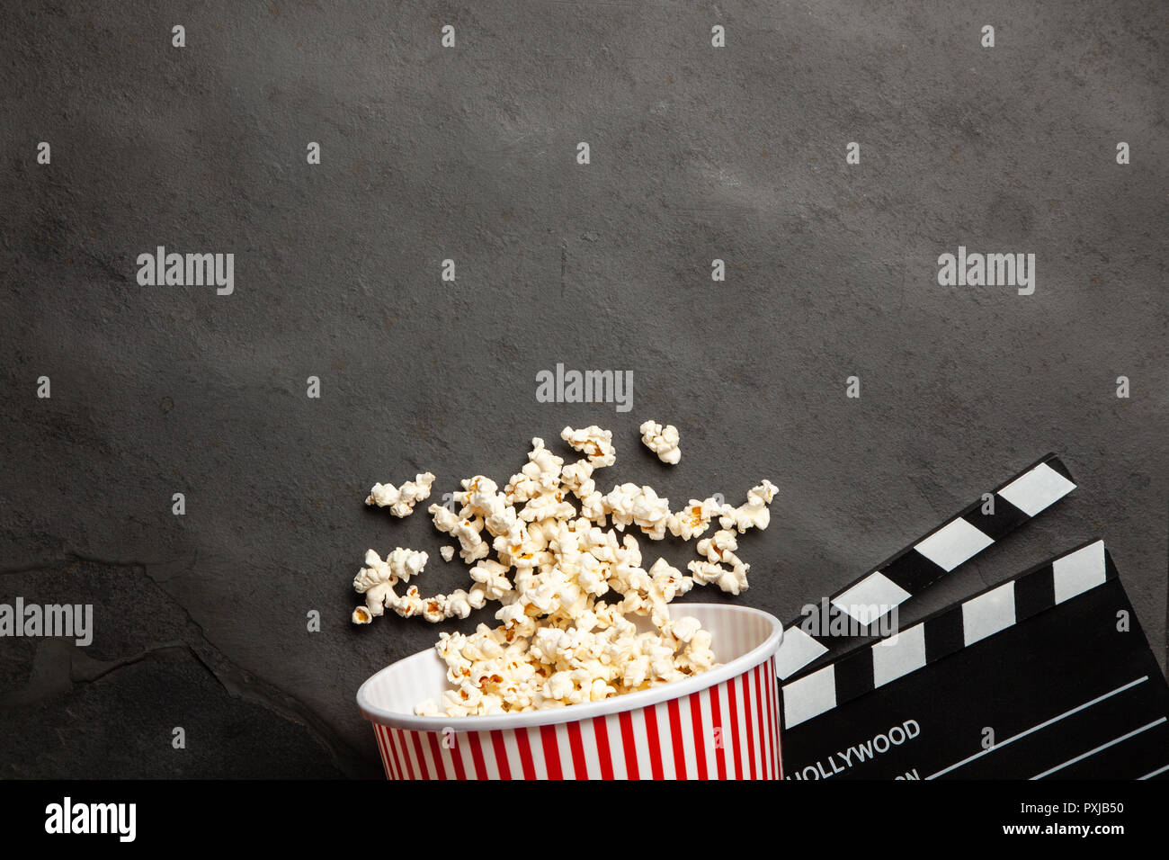 Volle Popcornwanne auf einem dunklen Hintergrund Stockfoto