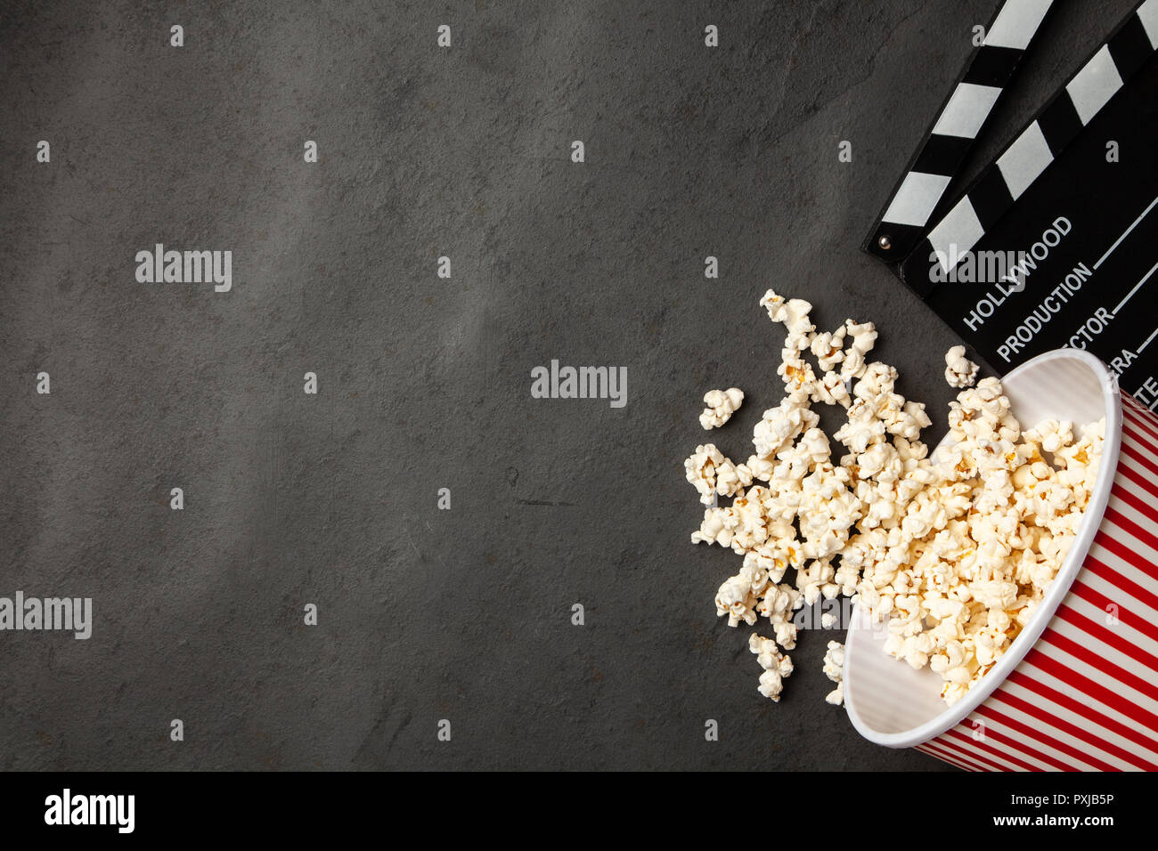 Volle Popcornwanne auf einem dunklen Hintergrund Stockfoto