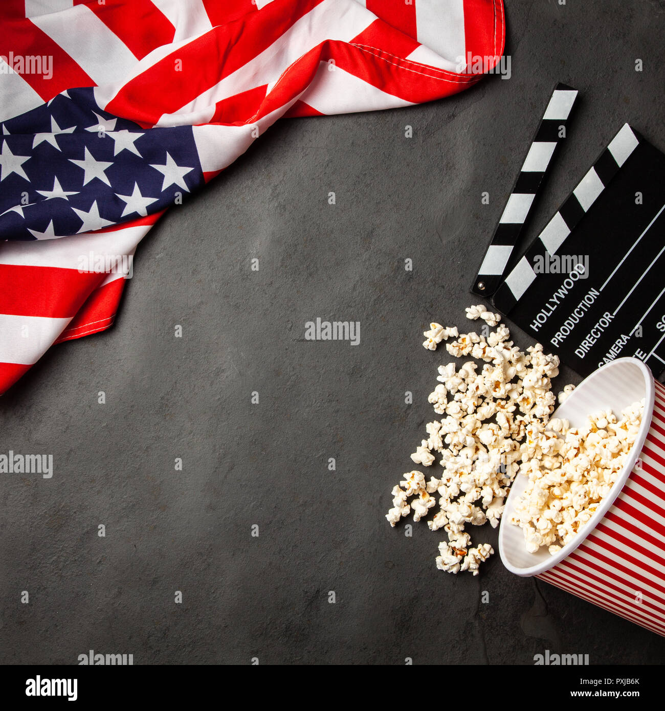 Volle Popcornwanne auf einem dunklen Hintergrund Stockfoto