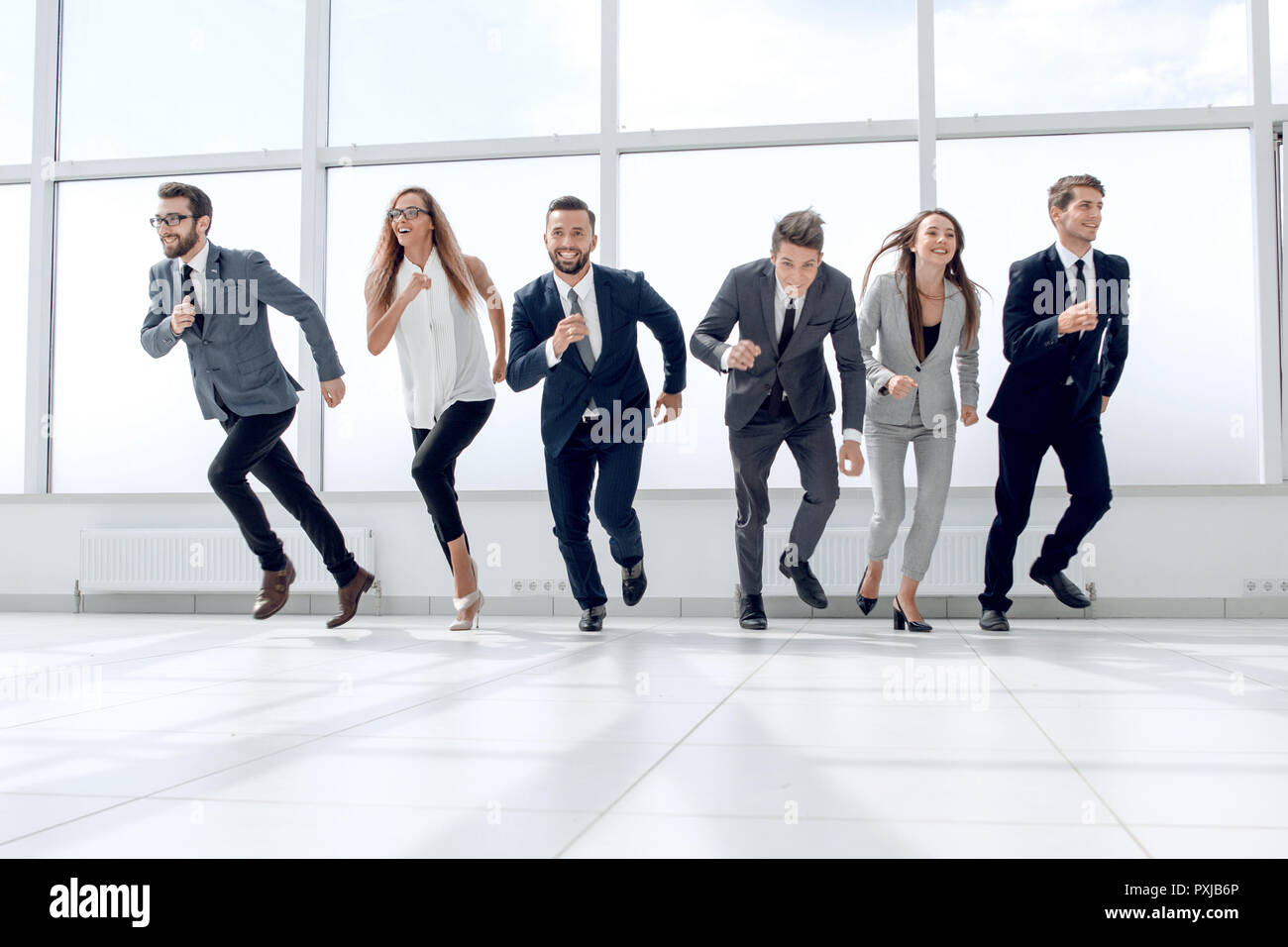 Erfolgreiche Business Team im Büro Halle läuft Stockfoto