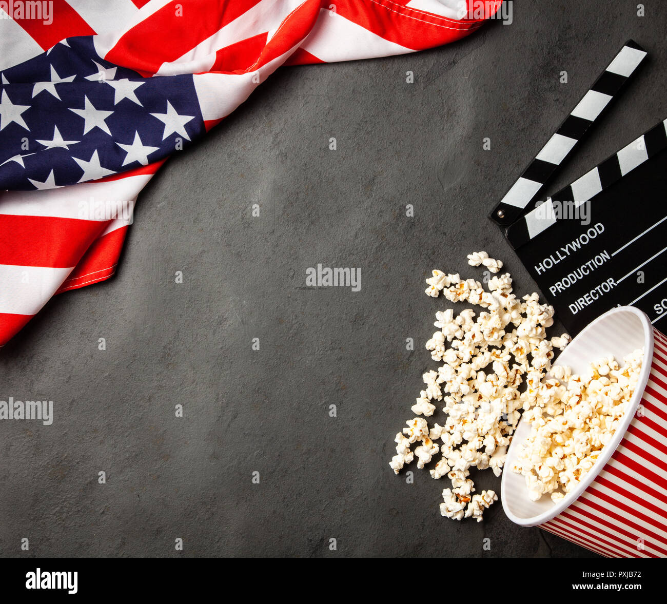 Volle Popcornwanne auf einem dunklen Hintergrund Stockfoto