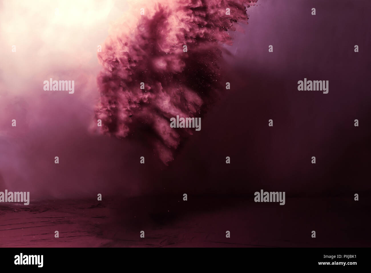 Pulver oder Mehl in Bewegung explodierte im Studio Umgebung Stockfoto