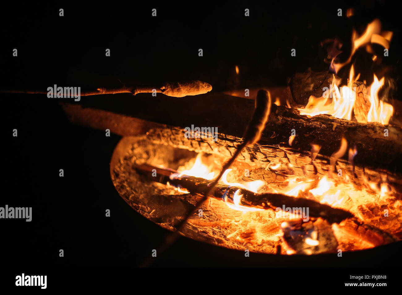 Foto von zwei MARSHMALLOWS sind Rösten in die Flammen der Lagerfeuer Stockfoto