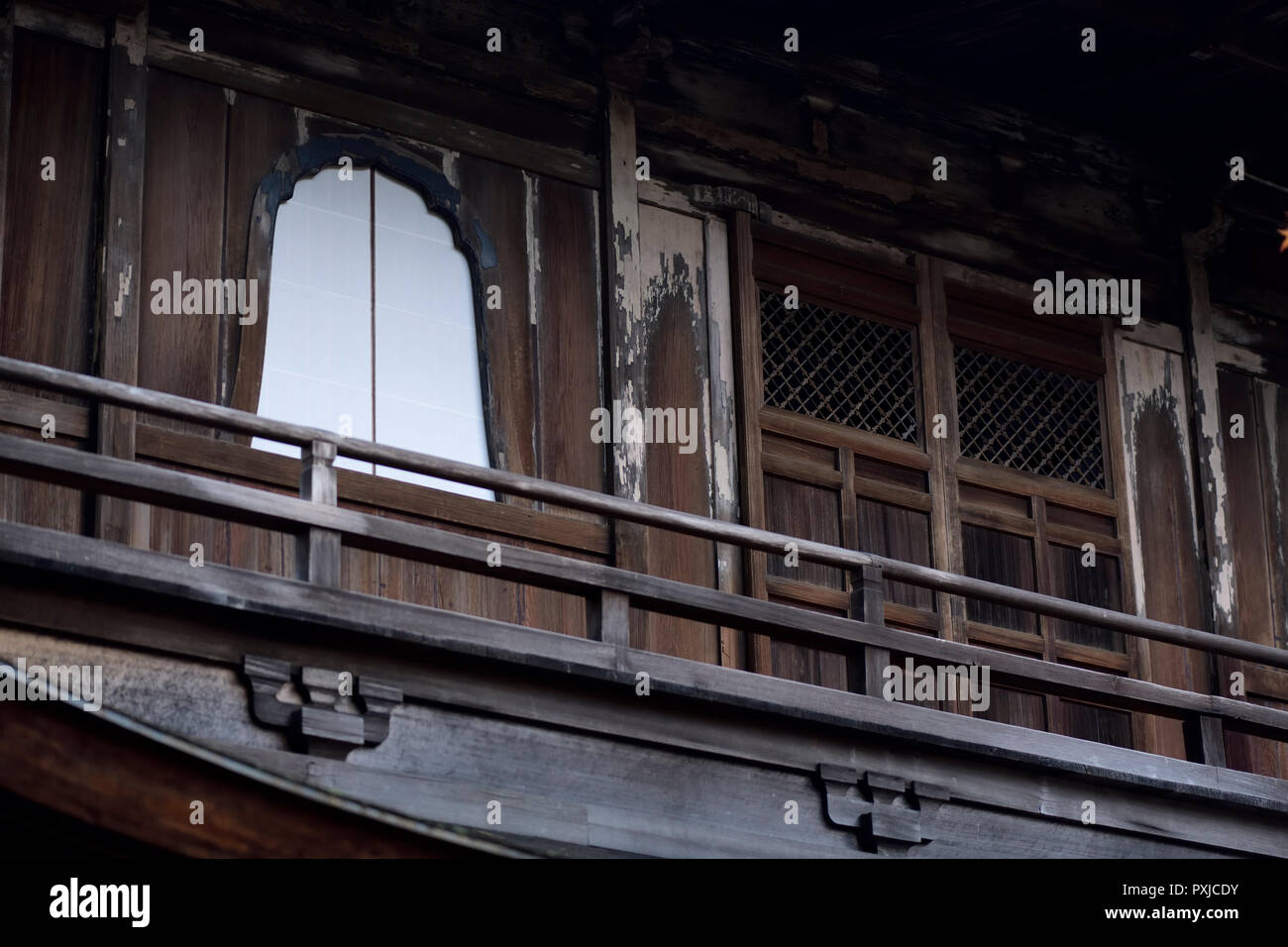 Wabi-sabi Ästhetik Holz außen Details der Kannon - Höhle, Kannon Hall der Ginkaku-ji Zen Tempel des Silbernen Pavillon, unfertig, beautifu gebaut Stockfoto