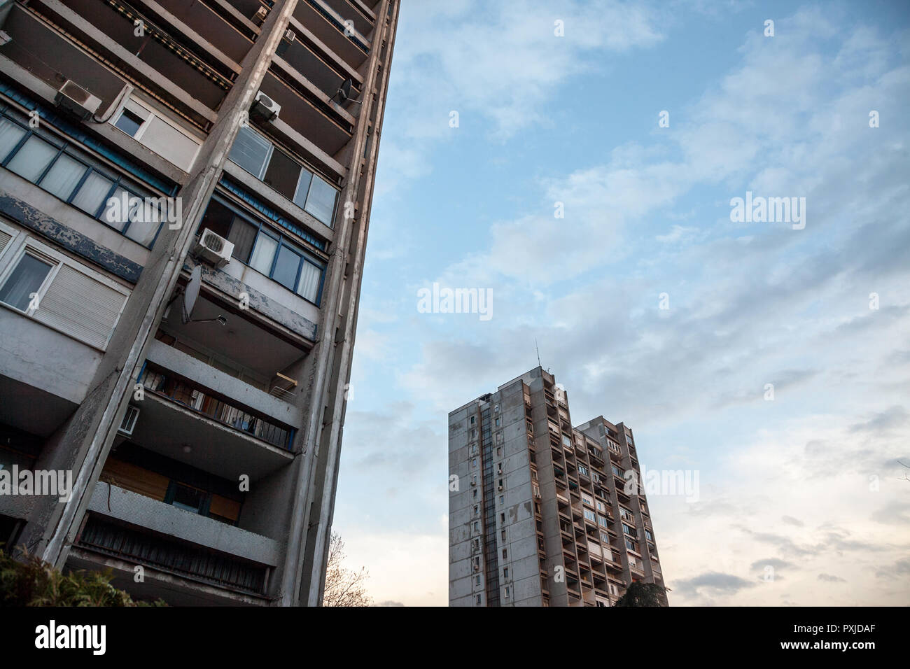 Traditionnelle kommunistischen Gehäuse im Vorort von Belgrad, in Neu-Belgrad. Diese Art der Hochhäuser sind Symbole des Brutalismus Bild Stockfoto