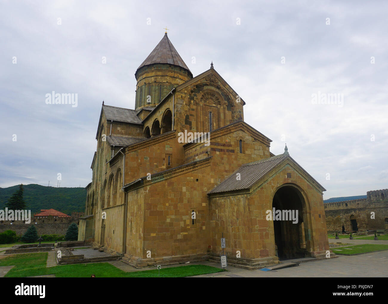 Mzcheta Svetitskhoveli Kathedrale Hauptansicht an einem regnerischen Tag Stockfoto