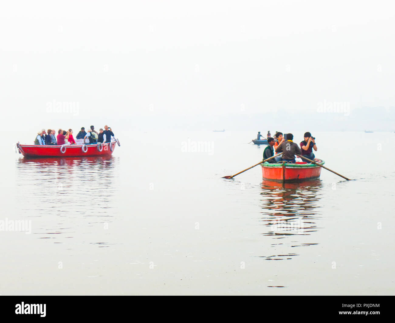 Touristische Sehenswürdigkeiten in Ruderbooten auf dem Ganges River auf misty morning, Varanasi, Indien. Stockfoto