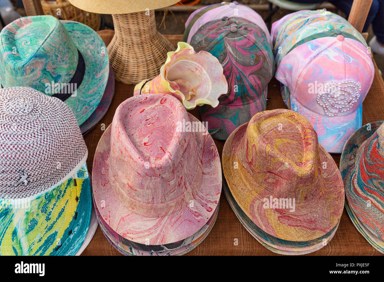 Bunte fedora Hut auf Verkauf von einem örtlichen Handwerker hat Teekocher, Jingjai Markt, Chiang Mai, Thailand Stockfoto