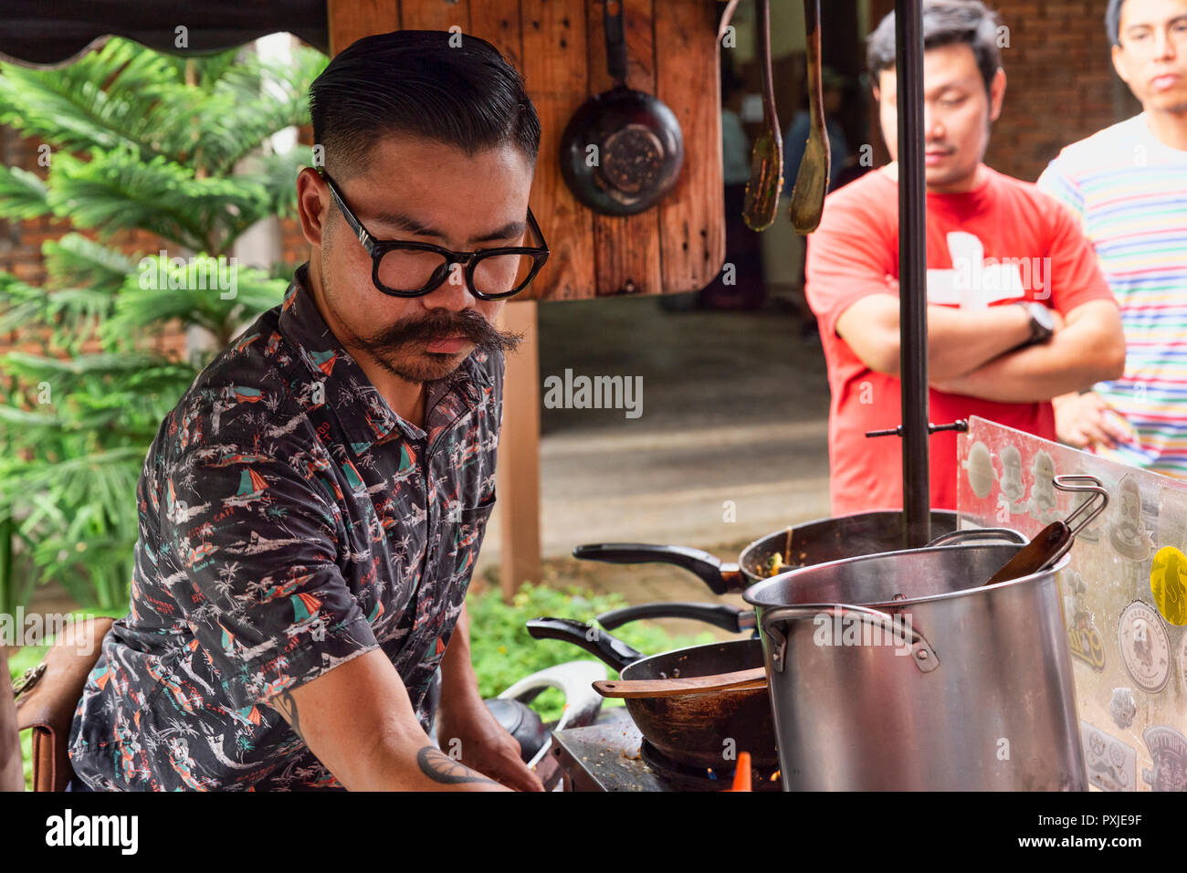 Pad Thai Street Hersteller mit großen Schnurrbart, Pad Thai am Markt JingJai Farmer's, Chiang Mai, Thailand Stockfoto