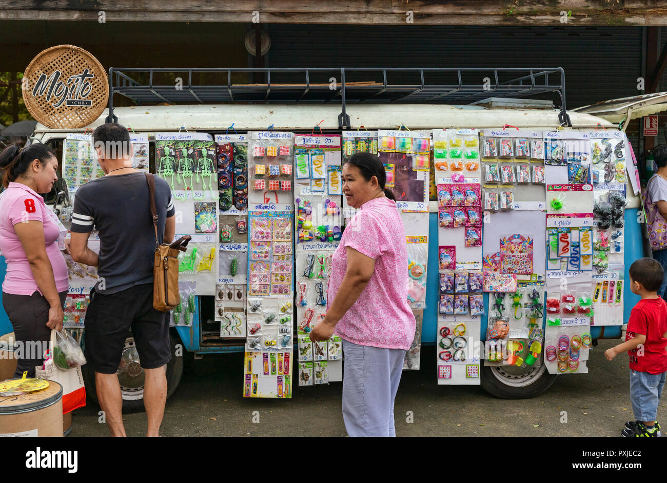 VW Transporter oder VW Bus, umgerechnet bis Spielzeug Shop am Markt JingJai Farmer's zu Pop, Chiang Mai, Thailand Stockfoto