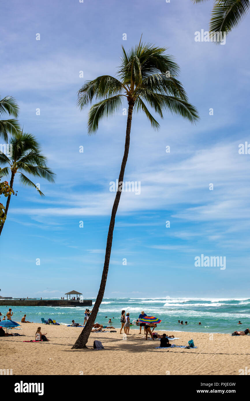 Die berühmten Waikiki Beach während des Tages mit einer Menge von Menschen schätzen die Ansicht in Honolulu Hawaii am 4. Oktober 2018 Stockfoto