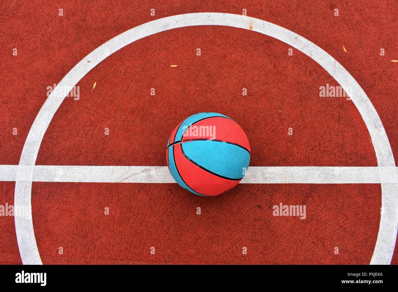 Bunte Basketball auf dem Center Court Line Stockfoto