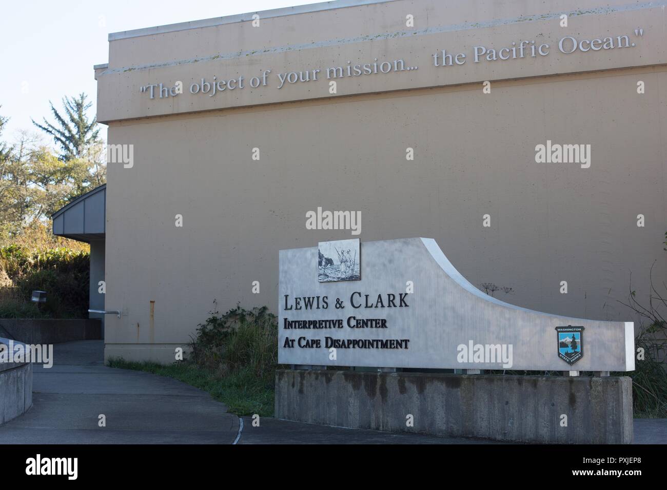 Ein Schild am Eingang der Lewis und Clark Interpretive Center in Cape Enttäuschung in Washington, USA. Stockfoto