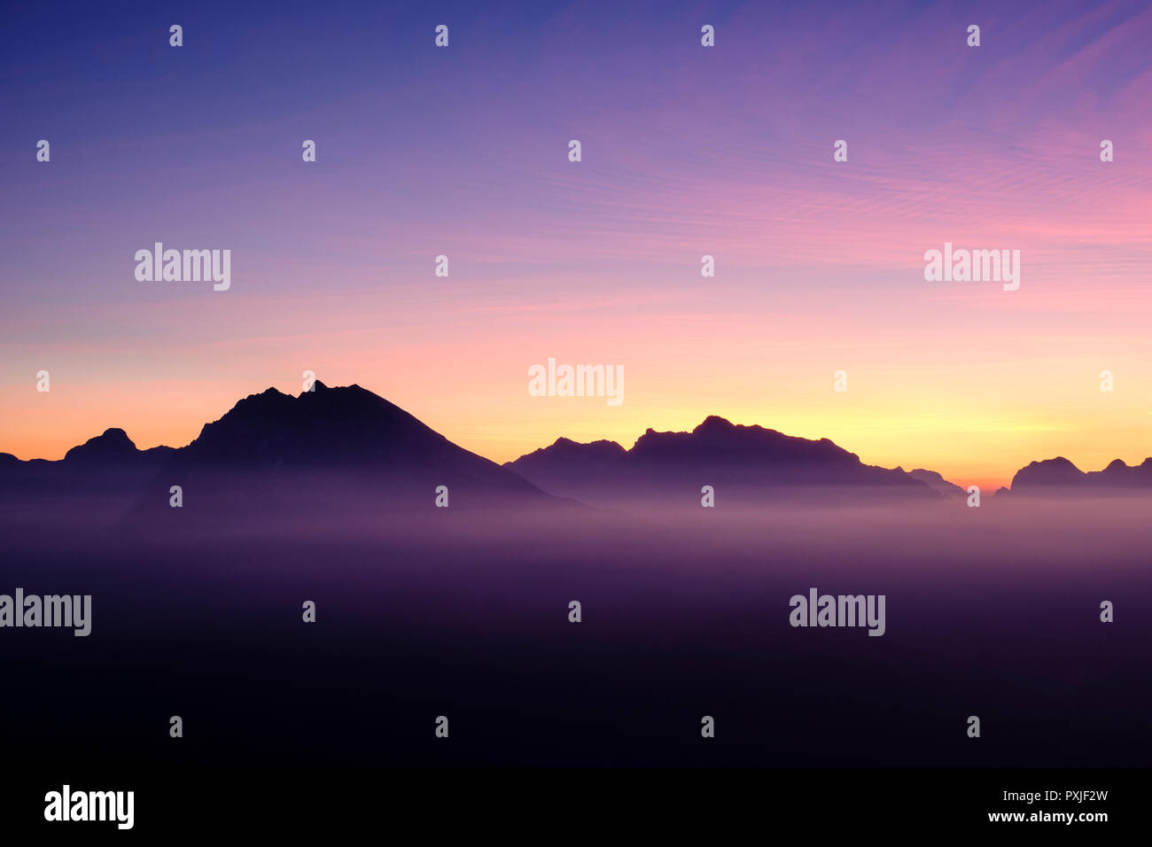 Silhuette der Watzmann und Hochkalter, Abend Rot, Abendstimmung, Berchtesgadener Alpen, Nationalpark Berchtesgaden Stockfoto