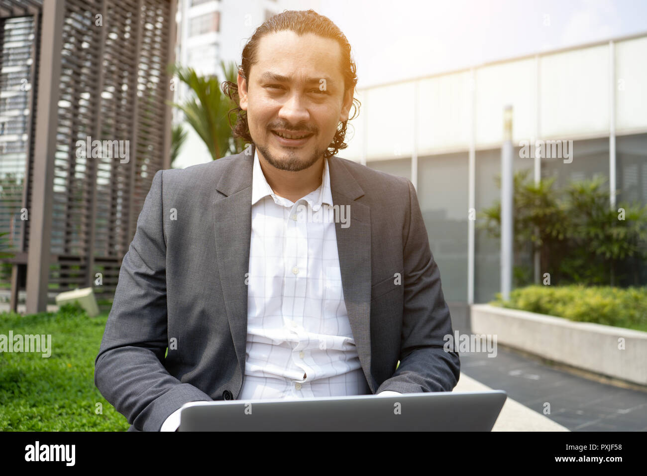 Im Nahen und Mittleren Osten business Mann mit Laptop im Freien Stockfoto