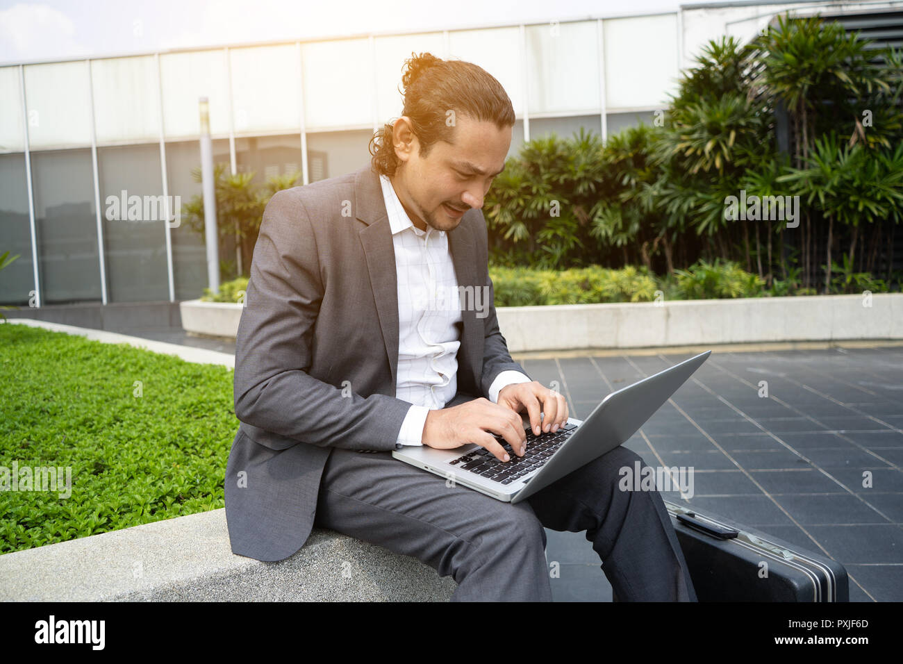 Im Nahen und Mittleren Osten business Mann mit Laptop im Freien Stockfoto