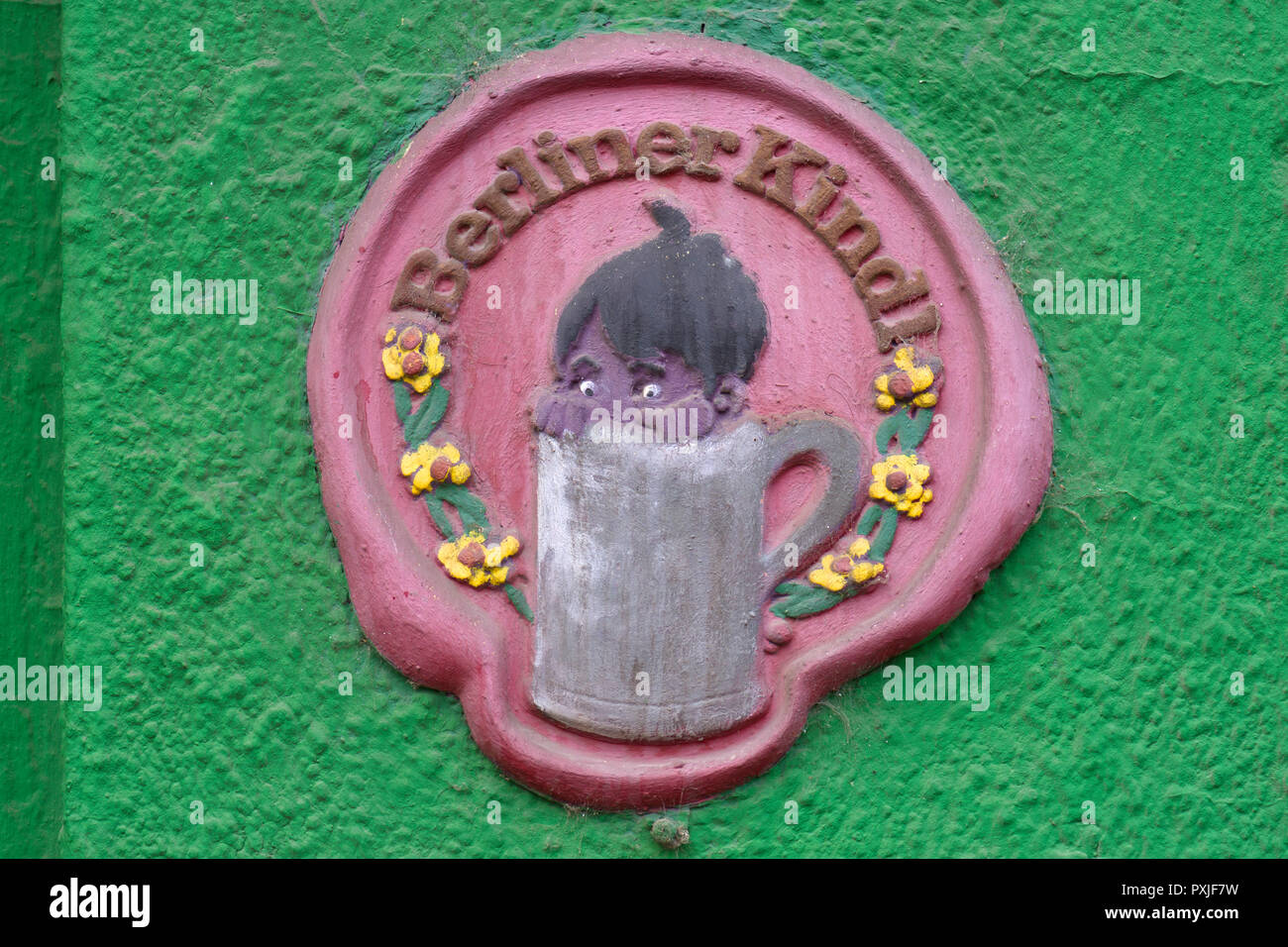 Logo auf einer Bar Wand des Berliner Kindl von 1907, Berlin, Deutschland Stockfoto