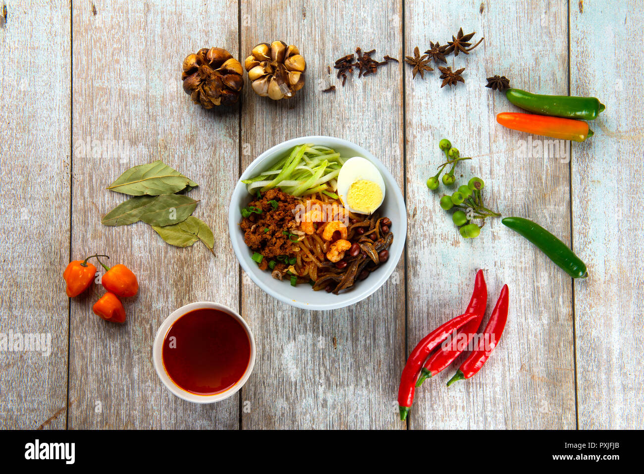 Asiatische chili Nudeln von Oben nach Unten mit Gewürzen Stockfoto