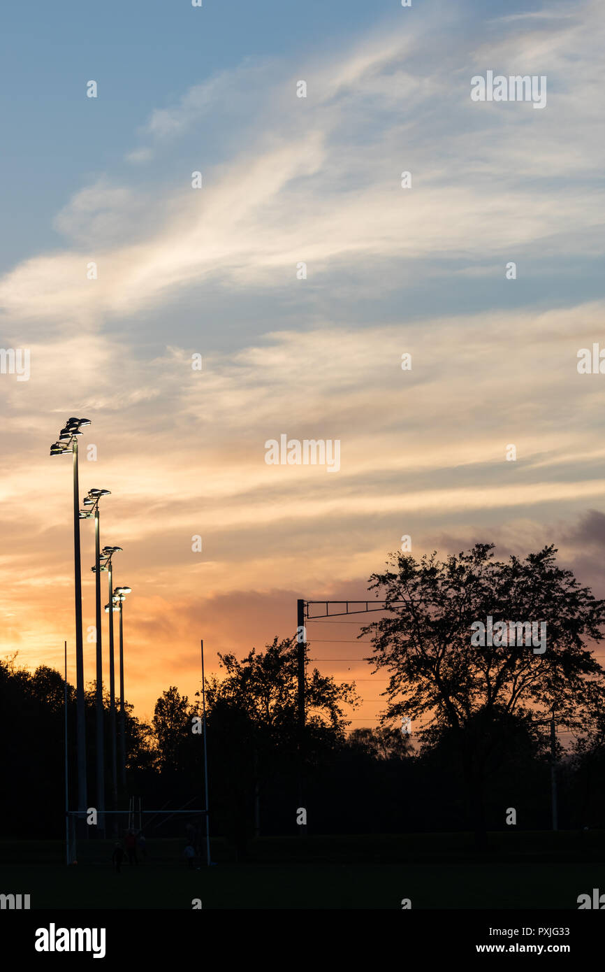 Belfast, Nordirland, 22. Oktober, 2018. UK Wetter: sonnig und windig Nach einem frostigen Start heute Morgen, aber milder, heute Abend zu werden. Menschen entspannen bei Sonnenuntergang an der Malone Spielfelder neben Barnett Demesne in Belfast. Credit: Ian Proctor/Alamy leben Nachrichten Stockfoto