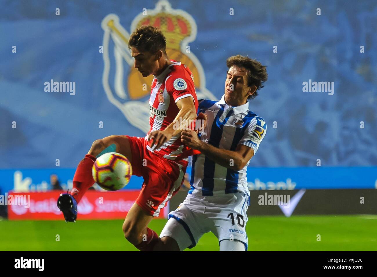 San Sebastian, Spanien. 22 Okt, 2018. Pere Pons von Girona Duelle um den Ball mit Mikel Oyarzabal von Real Sociedad während der spanischen Liga Fußballspiel zwischen Real Sociedad und Girona an der Anoeta Stadium am 22. Oktober 2018 in San Sebastian, Spanien Quelle: CORDON PRESSE/Alamy leben Nachrichten Stockfoto