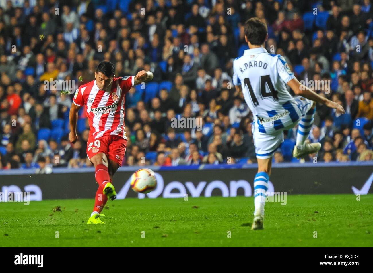 San Sebastian, Spanien. 22 Okt, 2018. Pedro Porro von Girona Kick den Ball während der spanischen Liga Fußballspiel zwischen Real Sociedad und Girona an der Anoeta Stadium am 22. Oktober 2018 in San Sebastian, Spanien Quelle: CORDON PRESSE/Alamy leben Nachrichten Stockfoto