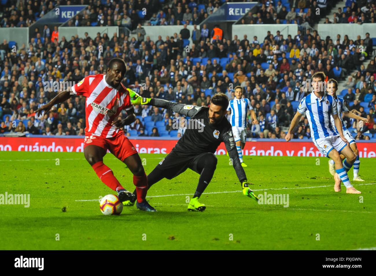 San Sebastian, Spanien. 22 Okt, 2018. Seydou Doumbia von Girona Duelle um den Ball mit Miguel Angel Moya von Real Sociedad während der spanischen Liga Fußballspiel zwischen Real Sociedad und Girona an der Anoeta Stadium am 22. Oktober 2018 in San Sebastian, Spanien Quelle: CORDON PRESSE/Alamy leben Nachrichten Stockfoto