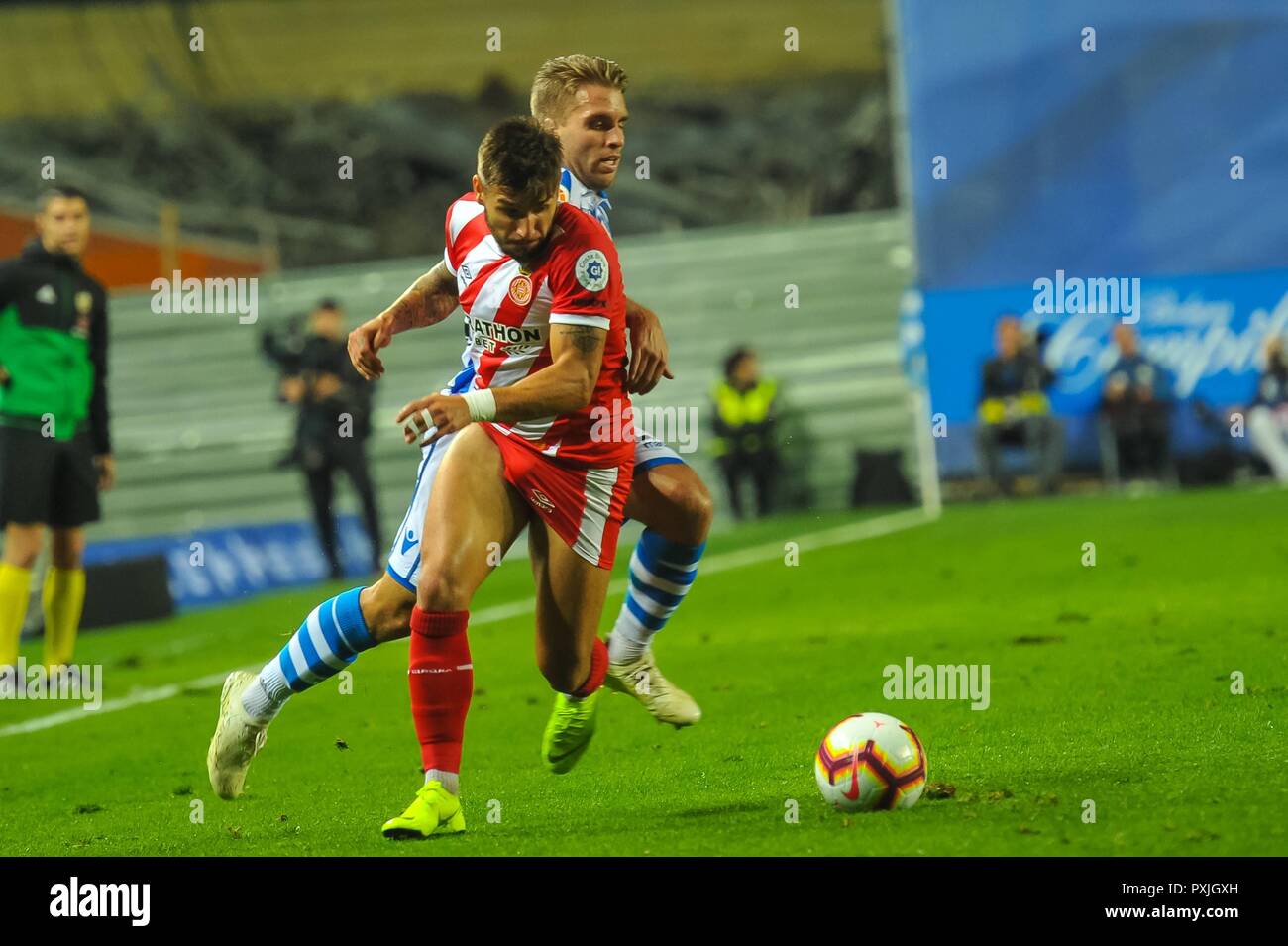 San Sebastian, Spanien. 22 Okt, 2018. Portu von Girona Duelle um den Ball mit Kevin Rodrigues von Real Sociedad während der spanischen Liga Fußballspiel zwischen Real Sociedad und Girona an der Anoeta Stadium am 22. Oktober 2018 in San Sebastian, Spanien Quelle: CORDON PRESSE/Alamy leben Nachrichten Stockfoto