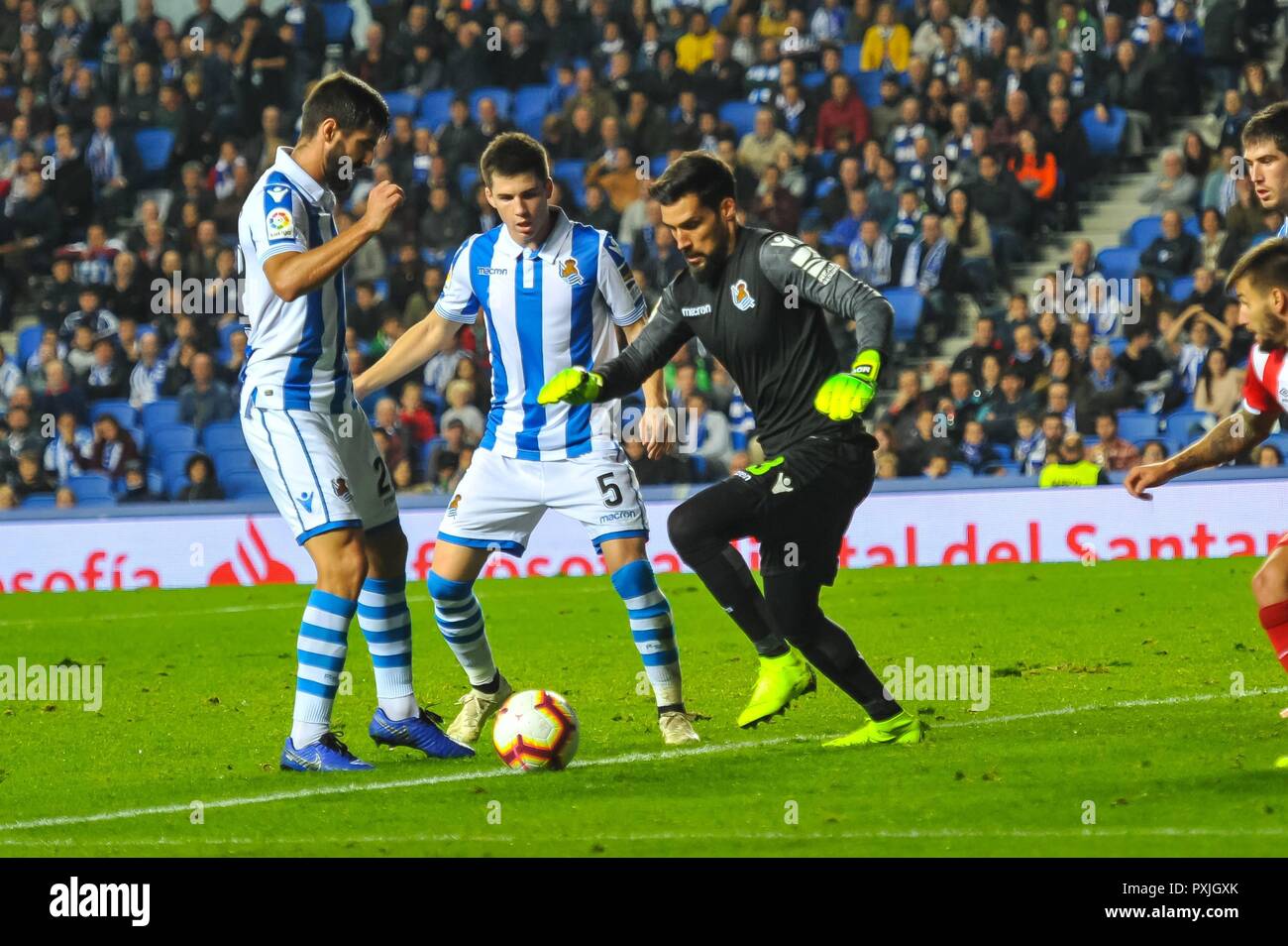 San Sebastian, Spanien. 22 Okt, 2018. Raul Navas, Igor Zubeldia und <Miguel Angel Moya von Real Sociedad während der spanischen Liga Fußballspiel zwischen Real Sociedad und Girona an der Anoeta Stadium am 22. Oktober 2018 in San Sebastian, Spanien Quelle: CORDON PRESSE/Alamy leben Nachrichten Stockfoto