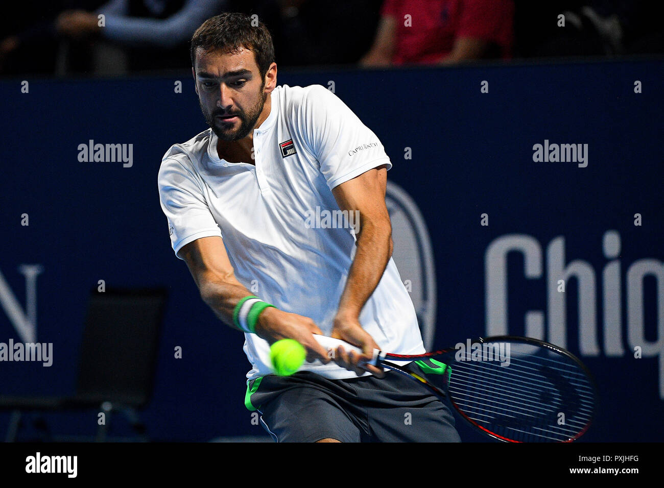 St. Jakobshalle, Basel, Schweiz. 22 Okt, 2018. ATP World Tour, Schweizer Hallenbad Tennis; Marin Cilic (CRO) in Aktion gegen Denis Shapovalov (CAN) in der ersten Runde der Credit: Aktion plus Sport/Alamy leben Nachrichten Stockfoto