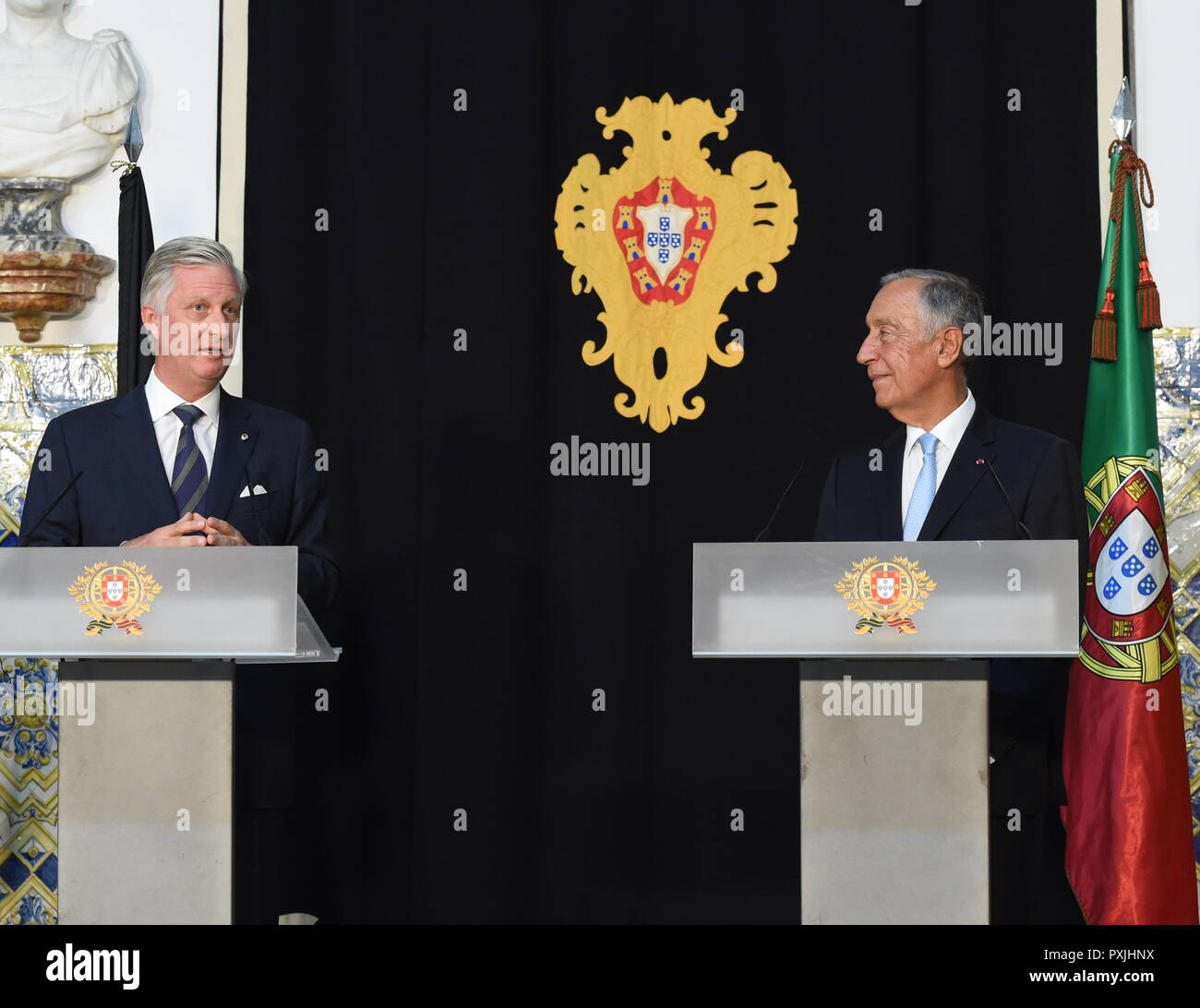 Lissabon, Portugal. 22 Okt, 2018. Portugiesische Präsident Marcelo Rebelo de Sousa (R) und der belgische König Philippe nehmen an einer Pressekonferenz am Belem Palace in Lissabon, Portugal, am Okt. 22, 2018. König Philippe ist zu einem offiziellen Besuch in Portugal. Credit: Zhang Liyun/Xinhua/Alamy leben Nachrichten Stockfoto