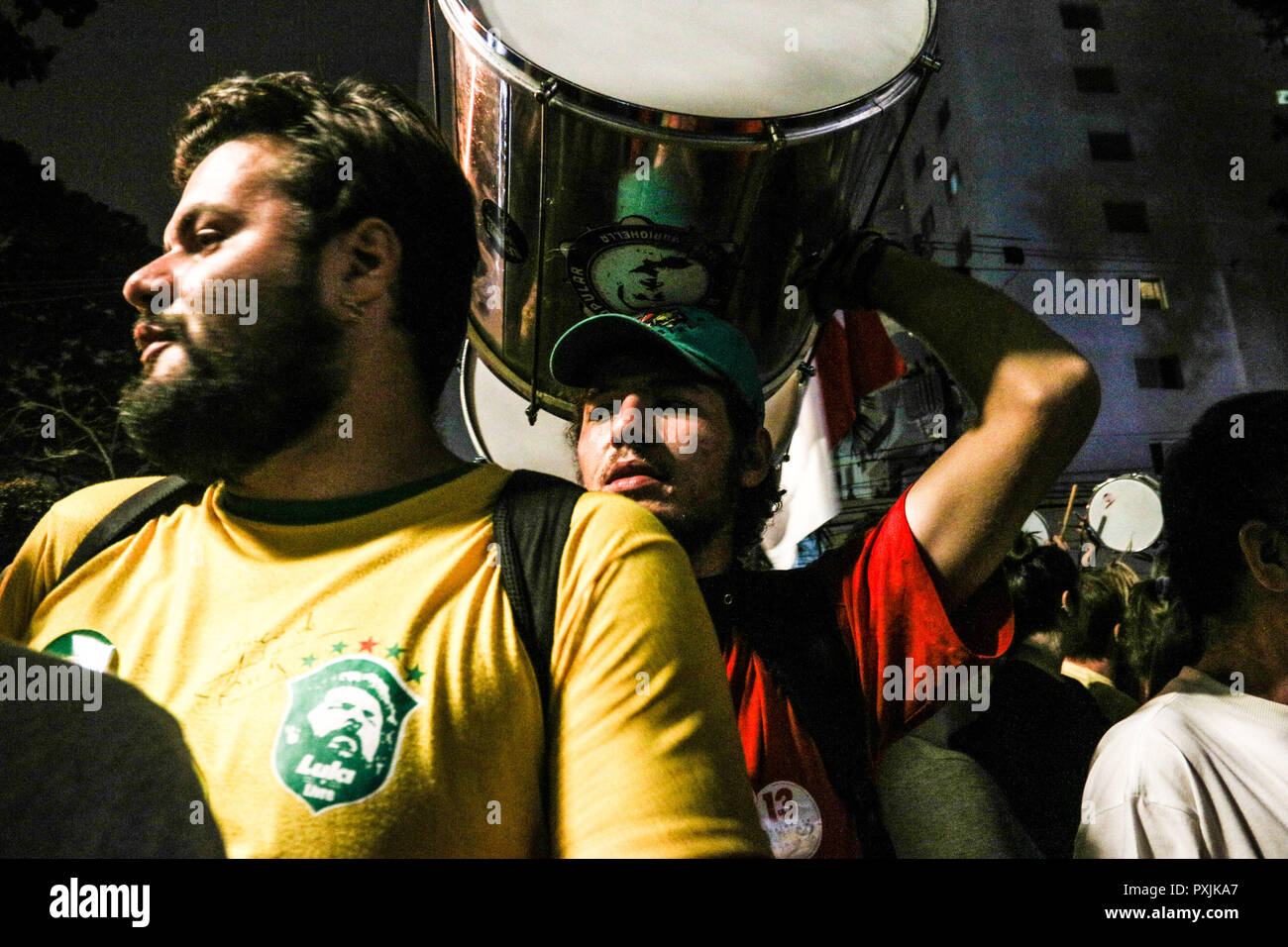 SÃO PAULO, SP - 22.10.2018: Akte über VIRADA FÜR DIE VERTEIDIGUNG DER DEMOKRATIE - Akt der Virada für die Verteidigung der Demokratie, in Tuca, in der Region von Perdizes, São Paulo, SP. (Foto: Valdir de Oliveira/Fotoarena) Stockfoto