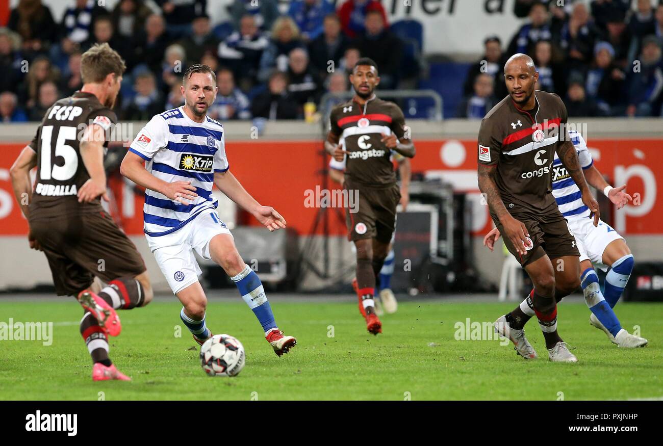 Duisburg, Deutschland. 22 Okt, 2018. firo: 22.10.2018 Fußball, 2. Bundesliga, Saison 2018/2019 MSV Duisburg - FC St. Pauli Hamburg Hamburg John verhoek (Nr. 15, MSV Duisburg) gegen Daniel Buballa (#15, FC St. Pauli Hamburg Hamburg) | Verwendung der weltweiten Kredit: dpa/Alamy leben Nachrichten Stockfoto