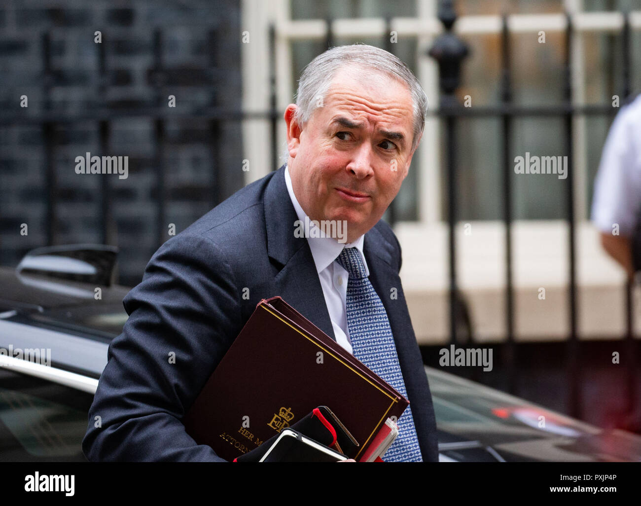 London, Großbritannien. 23. Oktober, 2018. Geoffrey Cox, Attorney General, kommt für die Kabinettssitzung in der Downing Street. Credit: Tommy London/Alamy leben Nachrichten Stockfoto