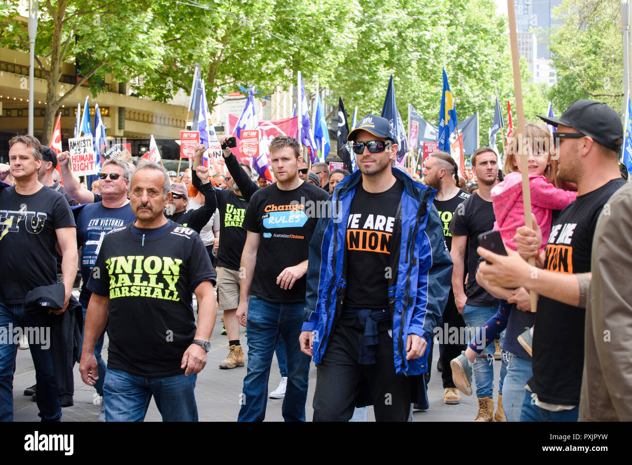 Melbourne, Australien, 23. Okt 2018. Arbeitnehmer, die in der die Regeln der Union Rallye über Preise zu zahlen. Credit: Robyn Charnley/Alamy leben Nachrichten Stockfoto